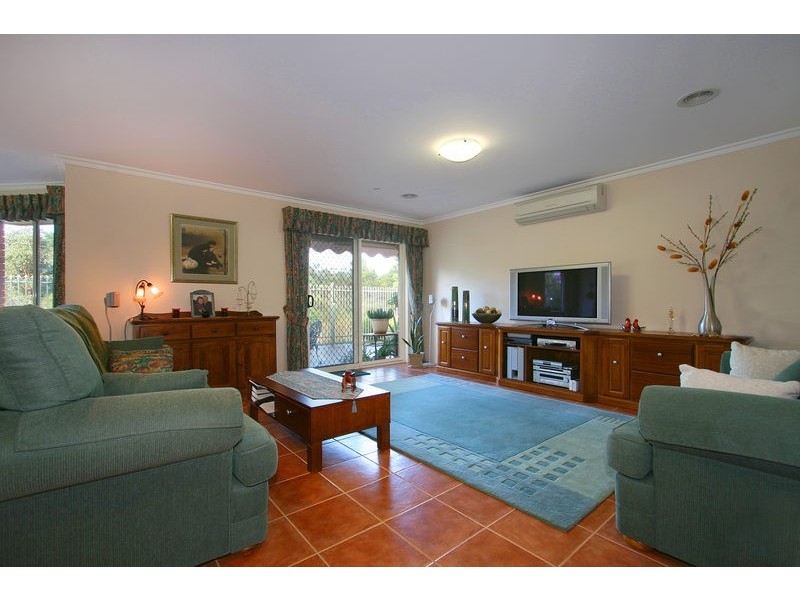 18 Regency Drive, Kilsyth South VIC 3137