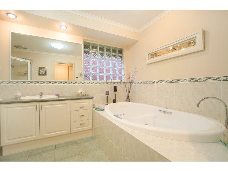 18 Regency Drive, Kilsyth South VIC 3137