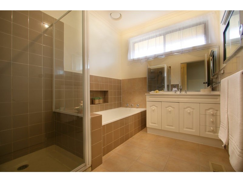 5 Aintree Street, Mooroolbark VIC 3138