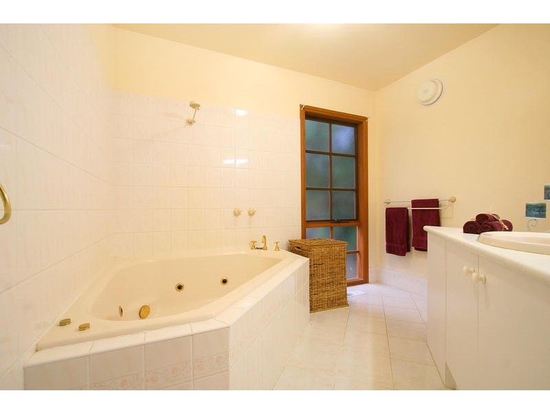 4 Bartlett Avenue, Croydon VIC 3136