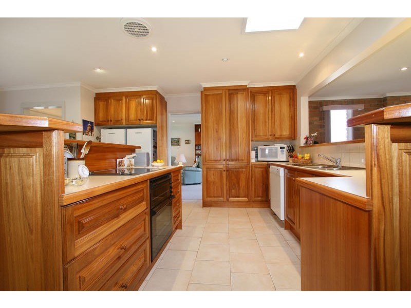 4 Wes Crescent, Ferntree Gully VIC 3156