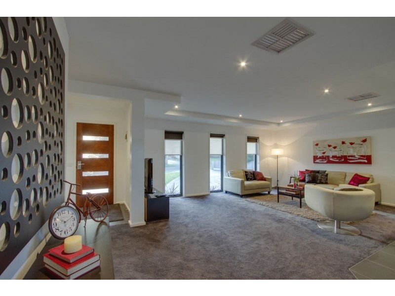 16 Kelvin Drive, Ferntree Gully VIC 3156