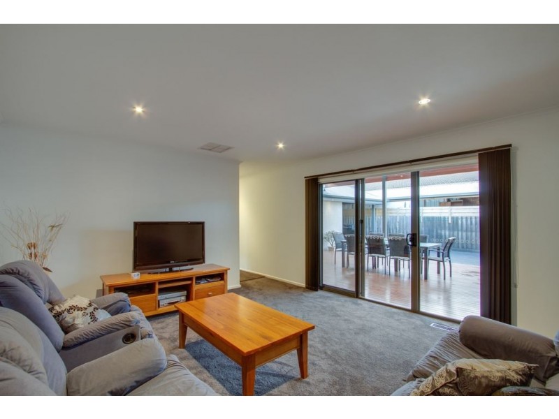 16 Kelvin Drive, Ferntree Gully VIC 3156