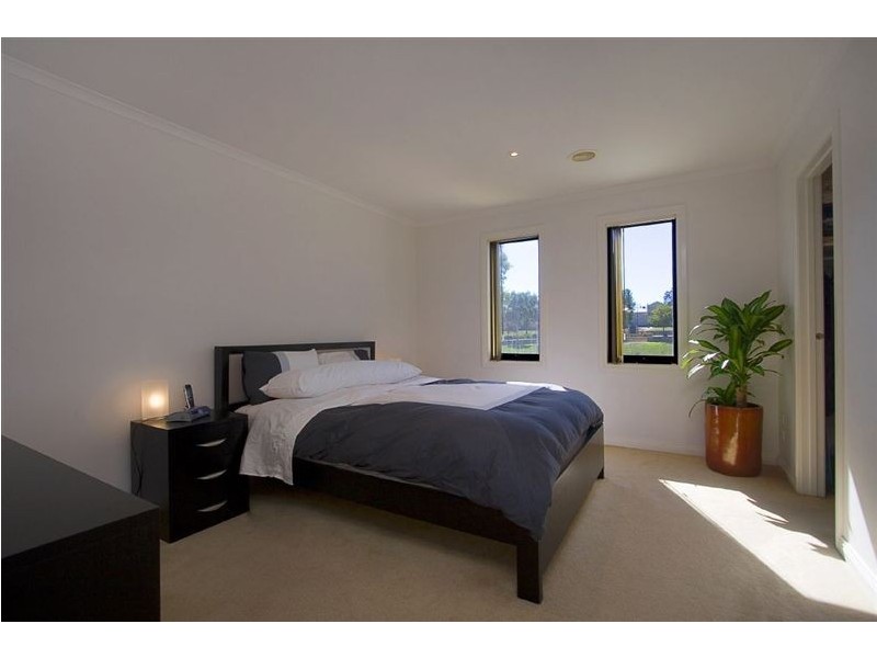 2 Sovereign Manors Crescent, Rowville VIC 3178