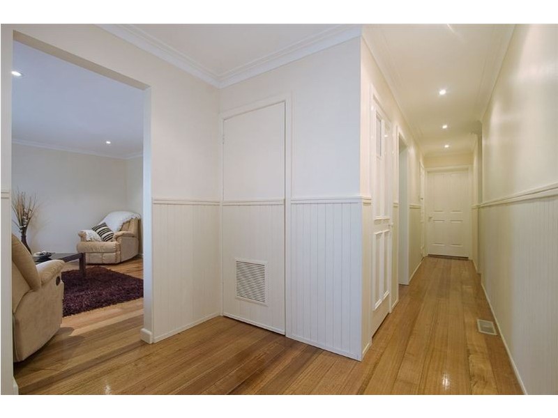 10 Laura Road, Knoxfield VIC 3180