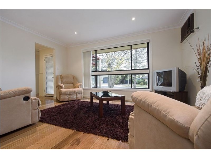 10 Laura Road, Knoxfield VIC 3180