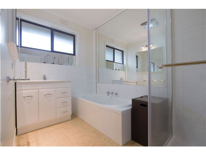10 Laura Road, Knoxfield VIC 3180