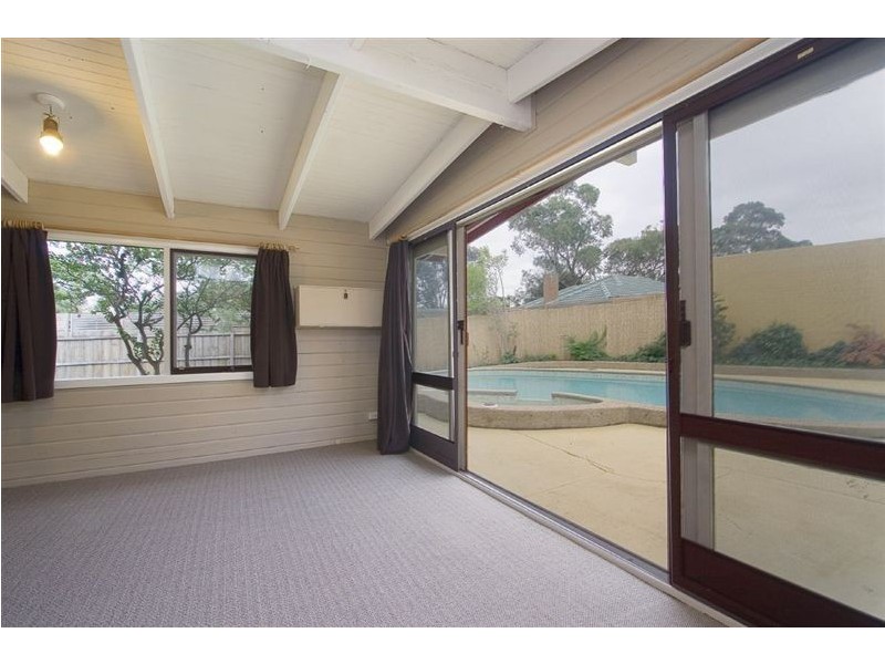 10 Laura Road, Knoxfield VIC 3180
