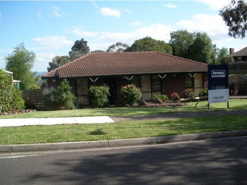 18 EASTWOOD CRESCENT, Mooroolbark VIC 3138