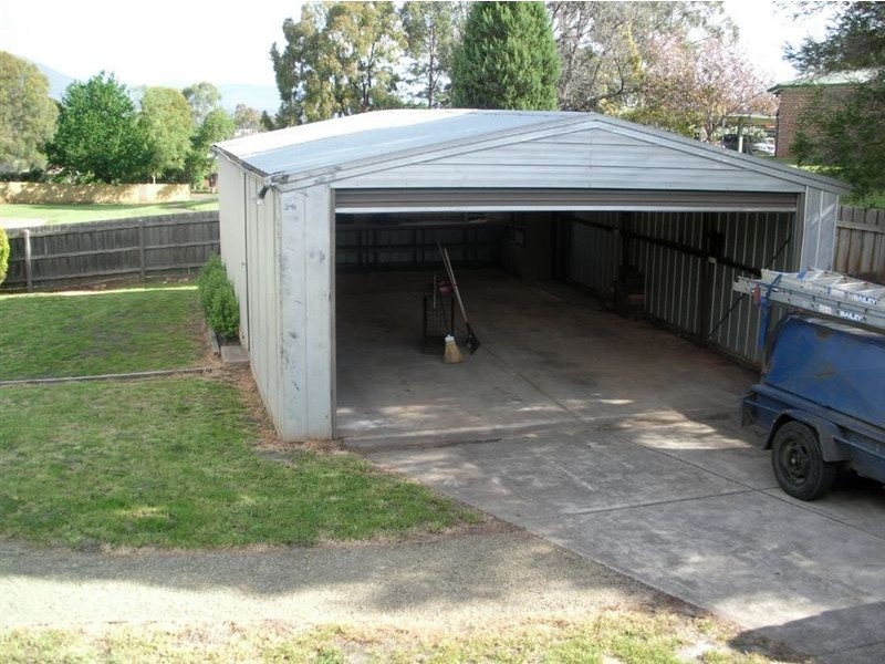 18 EASTWOOD CRESCENT, Mooroolbark VIC 3138