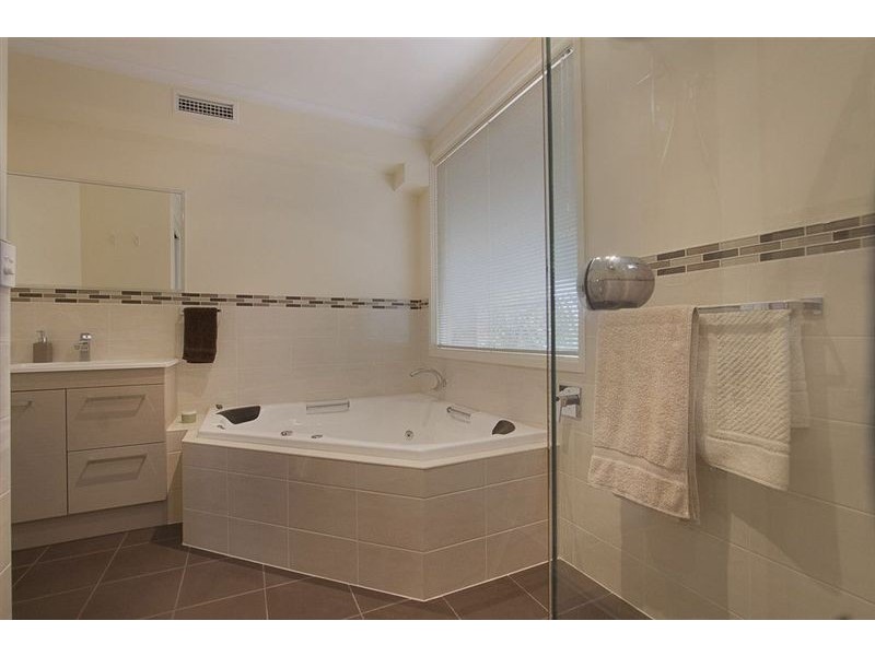 8 Birdwood Avenue, Ferntree Gully VIC 3156