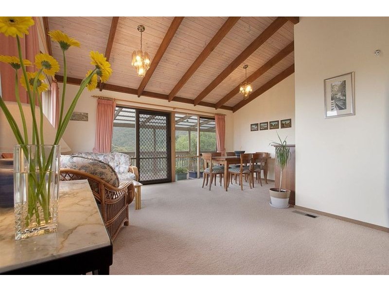 8 Birdwood Avenue, Ferntree Gully VIC 3156