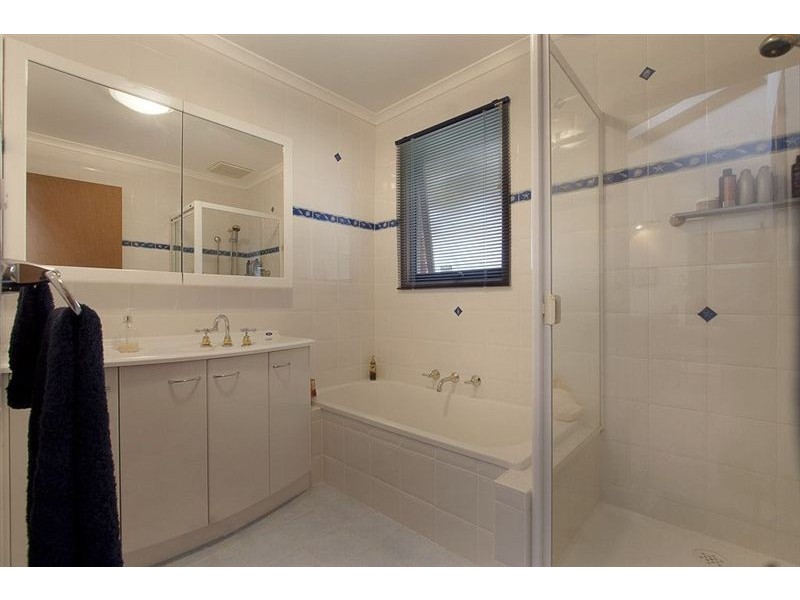 8 Birdwood Avenue, Ferntree Gully VIC 3156