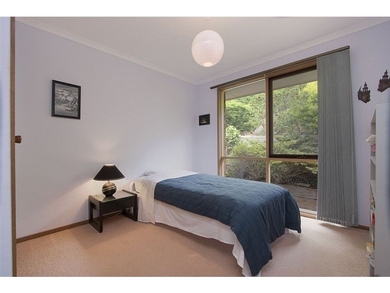 8 Birdwood Avenue, Ferntree Gully VIC 3156