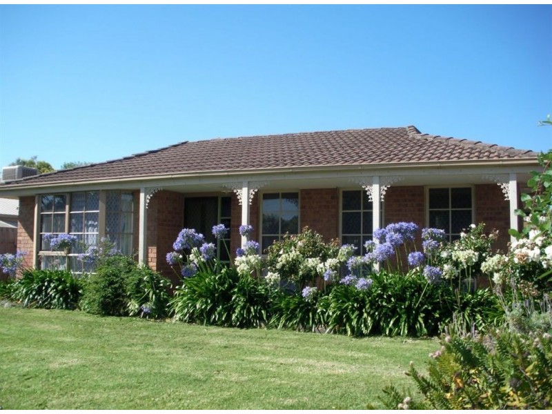 8 Chedworth Court, Kilsyth South VIC 3137