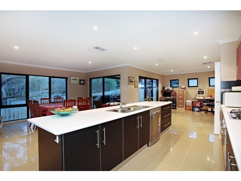 6 Acorn Grove, Mooroolbark VIC 3138