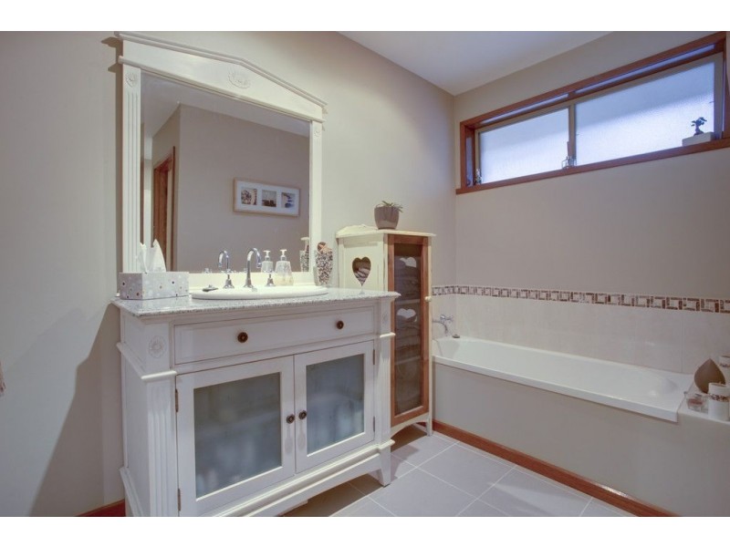 19 Olivebank Road, Ferntree Gully VIC 3156