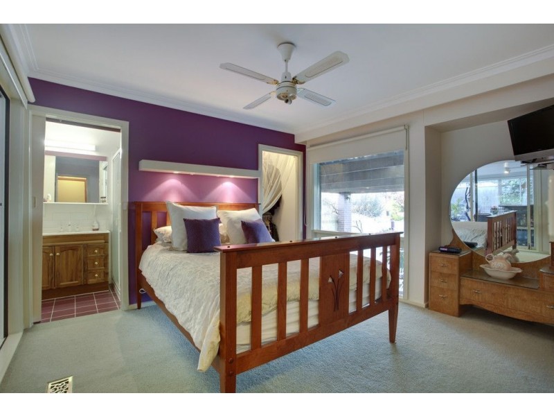 25 King Parade, Knoxfield VIC 3180