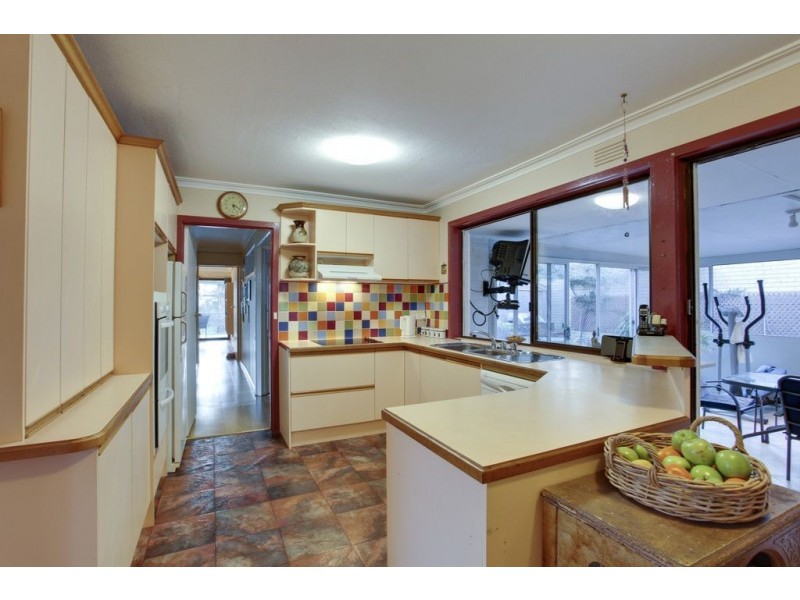 25 King Parade, Knoxfield VIC 3180