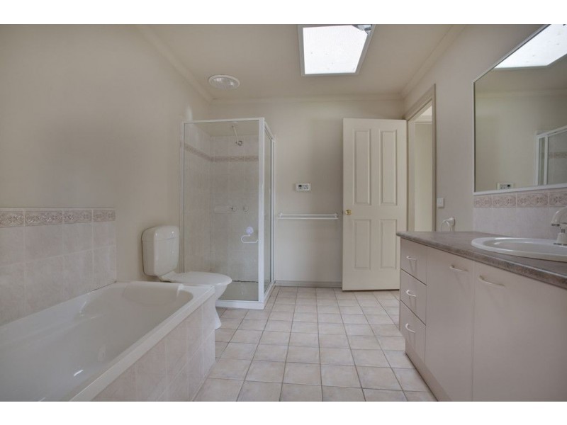 2/18 Rosella Avenue, Boronia VIC 3155