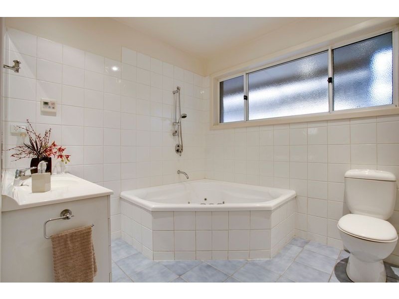 8 Parkview Drive, Ferntree Gully VIC 3156