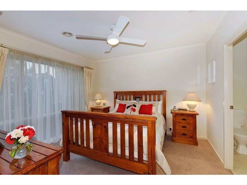 8 Whitehall Terrace, Ferntree Gully VIC 3156