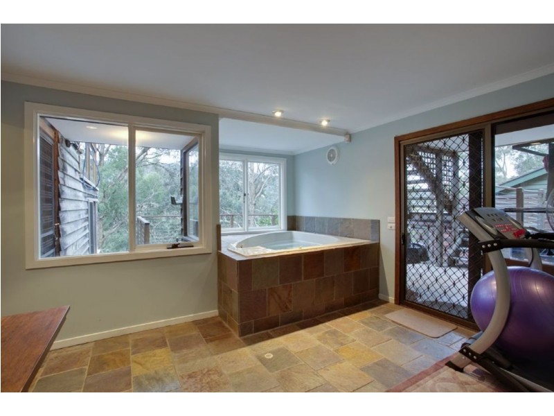 12 Grandview Crescent, Upper Ferntree Gully VIC 3156