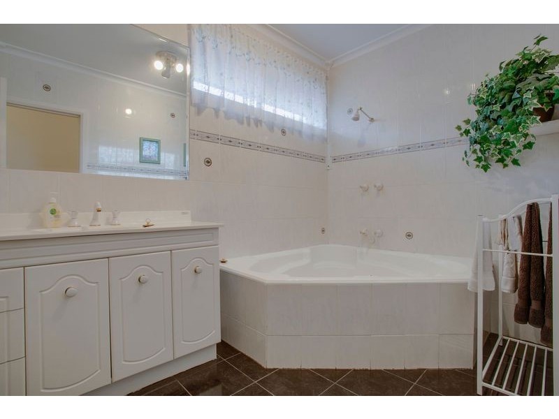 18 Tate Avenue, Wantirna South VIC 3152