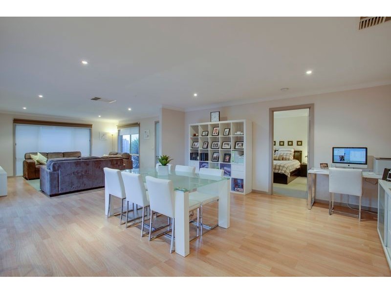 2/3 Wiltshire Avenue, Bayswater VIC 3153