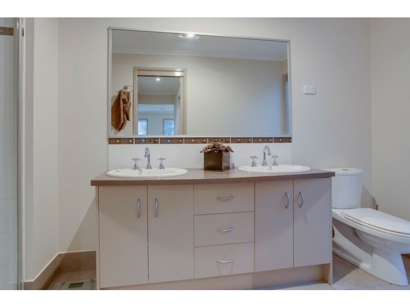 27 Regency Drive, Kilsyth South VIC 3137