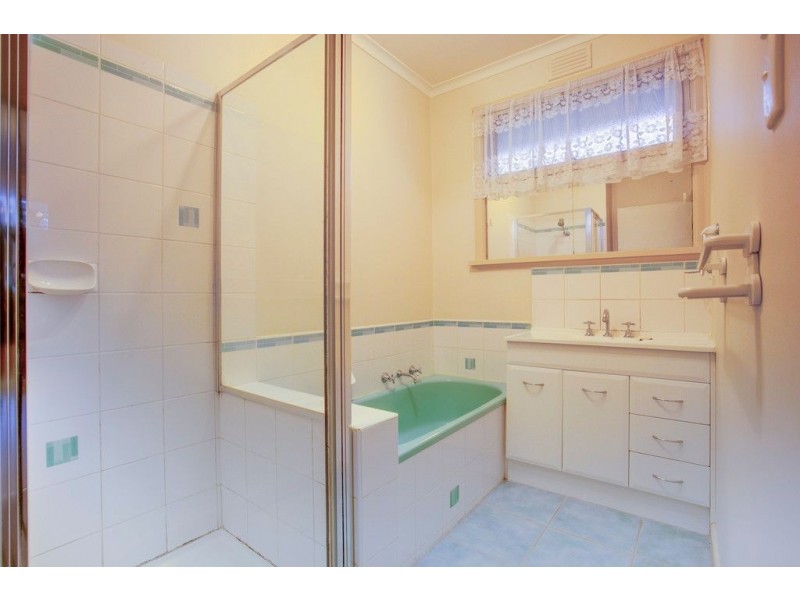 1/4 Vivienne Avenue, Boronia VIC 3155