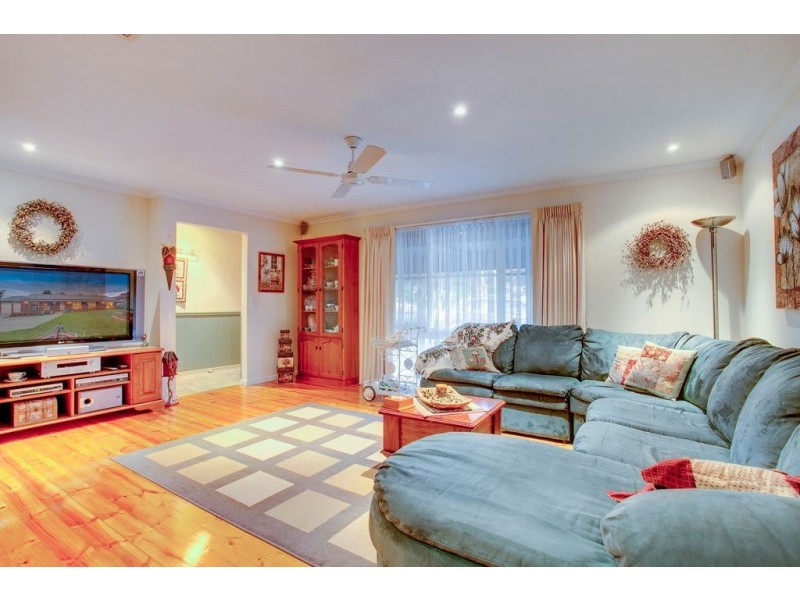 96 Landscape Drive, Mooroolbark VIC 3138