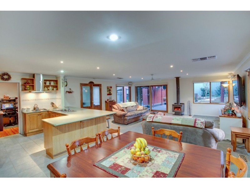 96 Landscape Drive, Mooroolbark VIC 3138