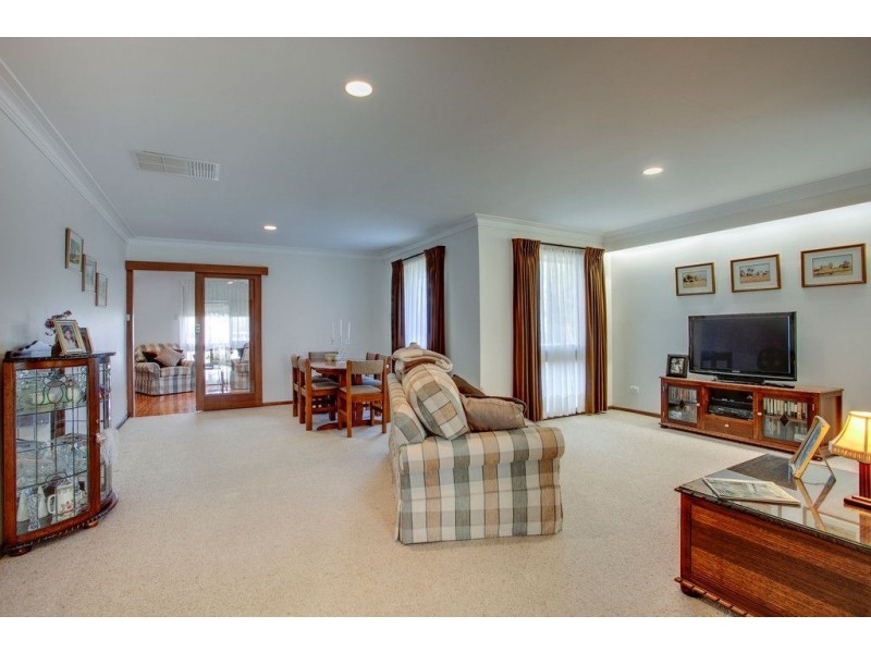 12 Latona Avenue, Knoxfield VIC 3180