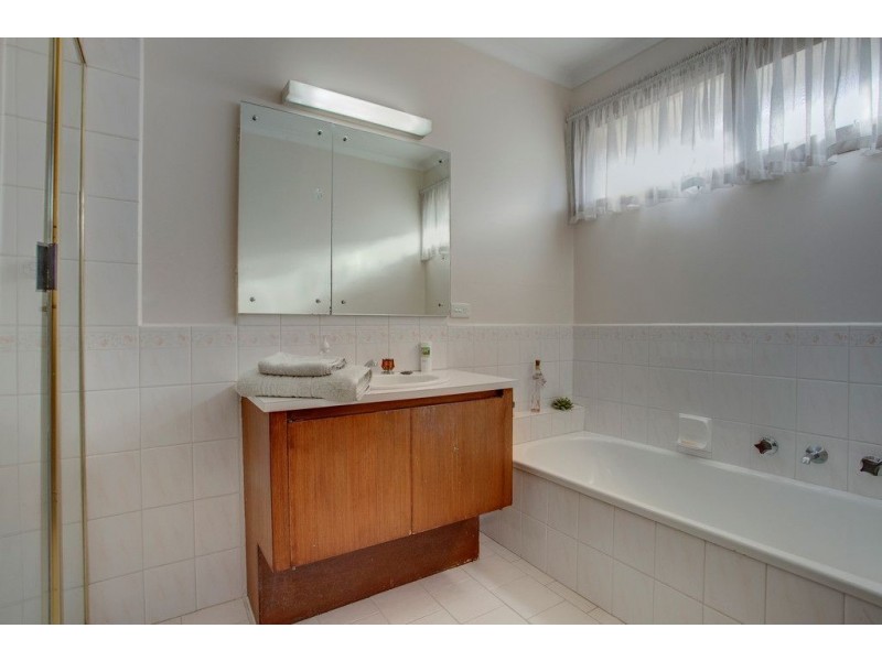 12 Latona Avenue, Knoxfield VIC 3180