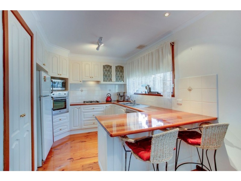 12 Latona Avenue, Knoxfield VIC 3180