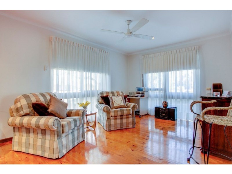 12 Latona Avenue, Knoxfield VIC 3180