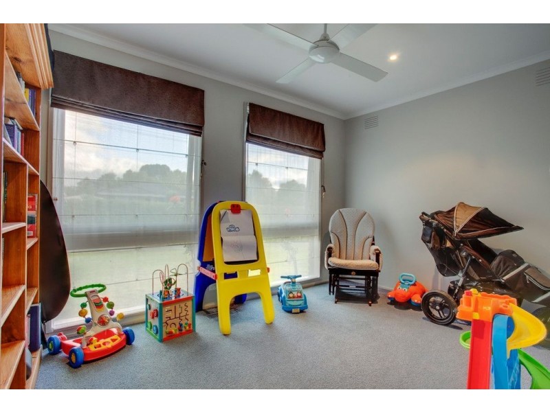 4 Paramount Avenue, Kilsyth VIC 3137