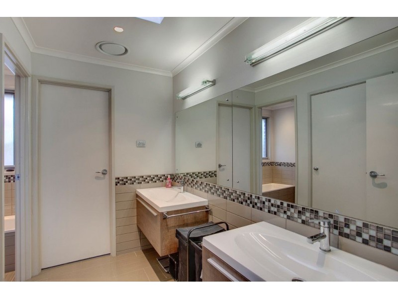 4 Paramount Avenue, Kilsyth VIC 3137