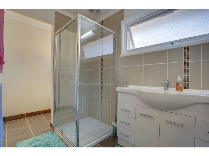 1/2 Vaughan Road, Ferntree Gully VIC 3156