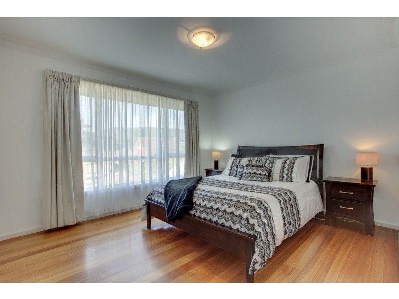 18 Roberts Street, Ferntree Gully VIC 3156