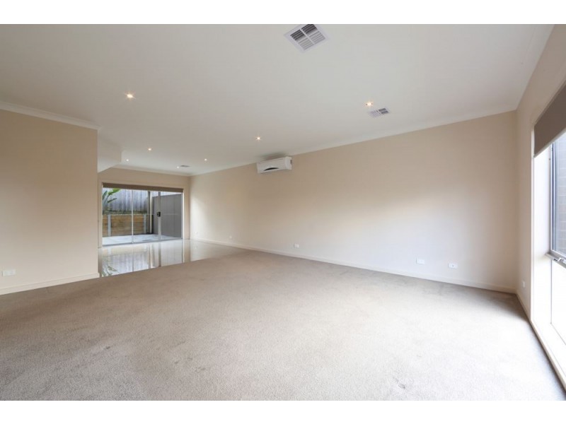 2/14 Stradbroke Road, Boronia VIC 3155