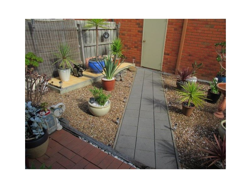 11 St Laurent Rise, Knoxfield VIC 3180