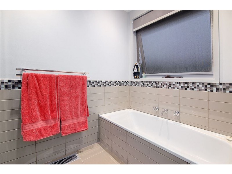 4 Paramount Avenue, Kilsyth VIC 3137