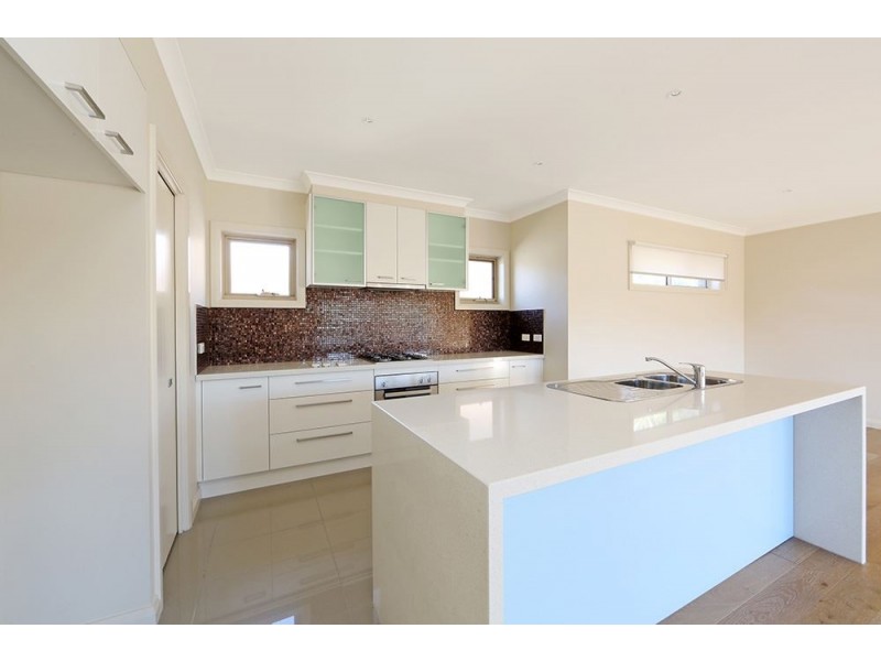 11 Mountainview Crescent, Seaford VIC 3198