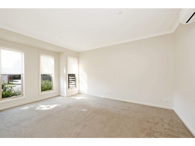 11 Mountainview Crescent, Seaford VIC 3198