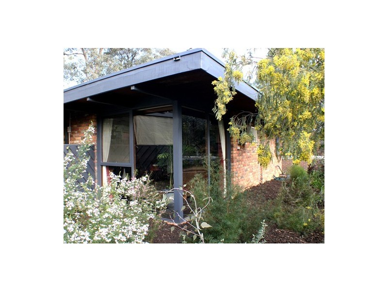 8 Davies Drive, Eltham VIC 3095