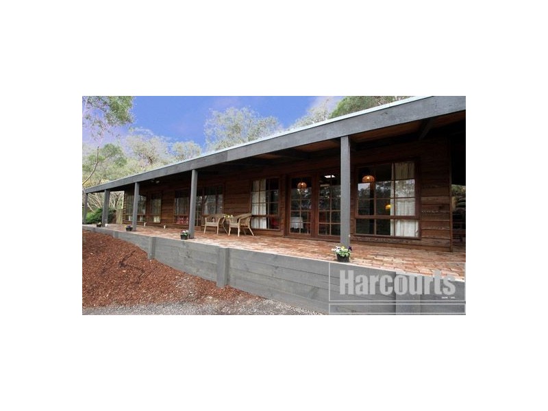 8 Scenic Crescent, Eltham North VIC 3095