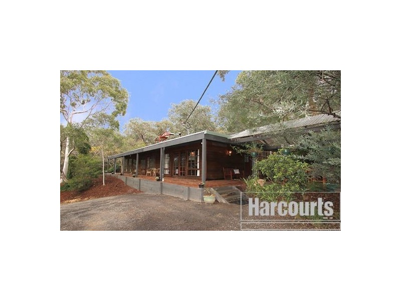 8 Scenic Crescent, Eltham North VIC 3095