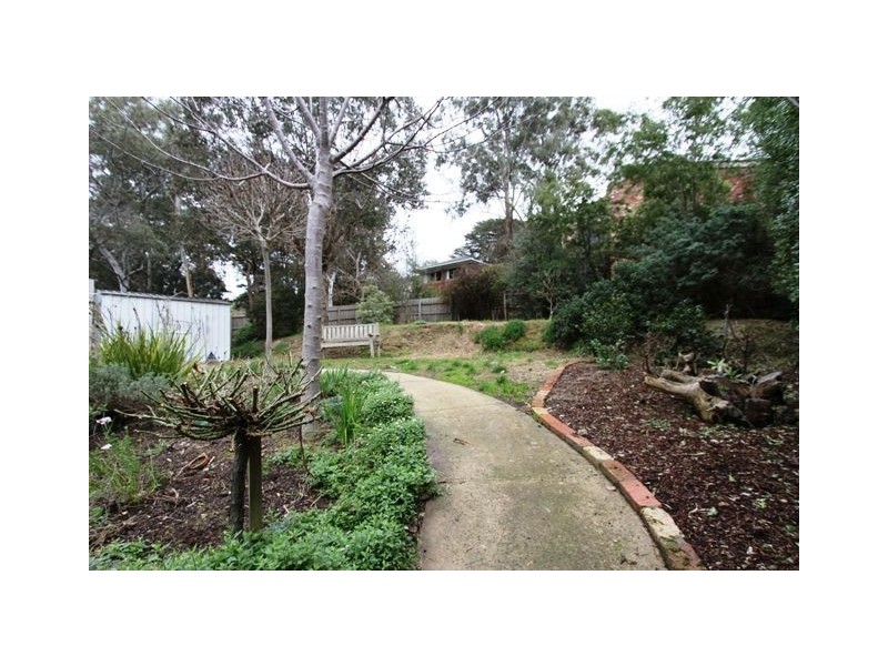 8 Suzanne Crt, Briar Hill VIC 3088